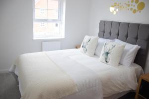 亚姆Orient Oasis Yarm的卧室配有白色大床和白色枕头