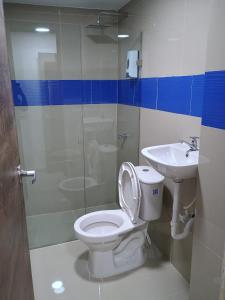 卡塔赫纳HOTEL DI MAR的一间带卫生间和水槽的浴室