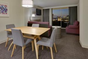 达拉斯达拉斯市区皇冠假日酒店的一间带桌椅的房间和一间客厅