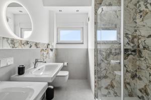 迪岑巴赫SUITE4ME - Moderne Apartments I Küche I Balkon I Waschmaschine的浴室配有卫生间、盥洗盆和淋浴。