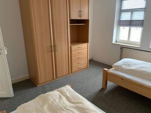 沃尔芬比特尔Drei Linden Jasper的一间卧室配有一张床、梳妆台和衣柜。