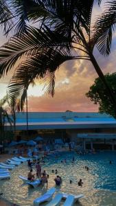 伊瓜苏拉凡宫酒店&会议中心的一群人在度假村的游泳池里