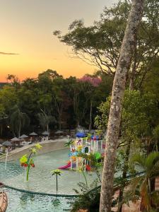 伊瓜苏拉凡宫酒店&会议中心的一个带水上公园的度假村的游泳池