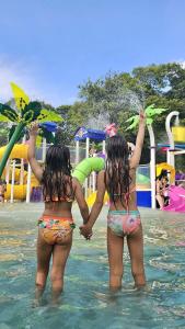 伊瓜苏拉凡宫酒店&会议中心的两个女孩在水上公园里