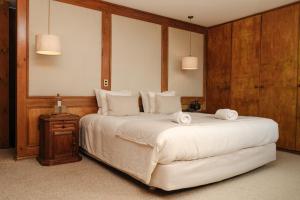 卡斯特鲁Lodge Parque Tepuhueico的一间卧室配有一张大床和毛巾