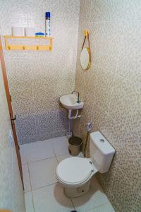 巴纳伊巴Chale com excelente localizacao e WiFi em Parnaiba的一间带卫生间和水槽的浴室