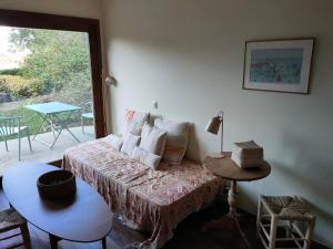 滨海拉塞尔瓦Cap de Creus : bungalow, jardin y vista al mar.的客厅配有沙发和桌子