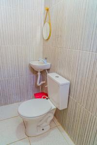 巴纳伊巴Otimo chale c WiFi e boa localizacao - Parnaiba PI的一间带卫生间和水槽的浴室