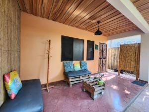 波特雷罗Villas Pura Vibra的客厅配有沙发和桌子