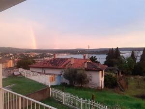 波尔托罗Guest House Vila Luka的彩虹在一栋白色围栏的房子上