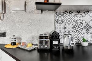 米兰Porta Venezia-Buenos Aires Chalet House in Shopping District Free Wifi Netflix的厨房柜台配有烤面包机和咖啡机。