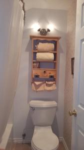威廉姆斯峡谷江山旅馆的一间带卫生间和一束毛巾的浴室