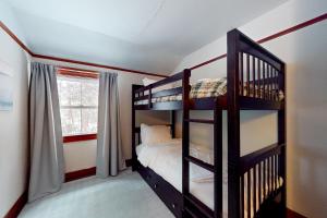 Pocono PinesPine Cone Place的一间卧室设有两张双层床和一扇窗户。