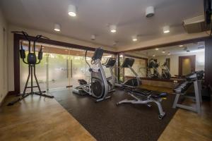内罗毕Taarifa Suites by Dunhill Serviced Apartments的健身房设有数台跑步机和健身自行车