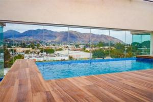 特皮克hotel vista valle的享有城市和山脉景致的游泳池