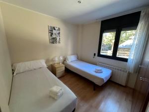 Sant PereApartament La Solana del Tarter 5p - El Tarter - Zona Grandvalira的小房间设有两张床和窗户