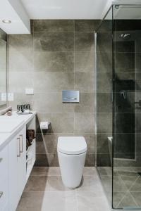 福尔斯克里克福尔斯克里特酒店的一间带卫生间和玻璃淋浴间的浴室
