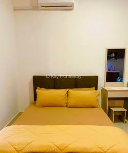 汝来Youth City Studio Deluxe by DKAY in Nilai的卧室内的一张带黄色枕头的床
