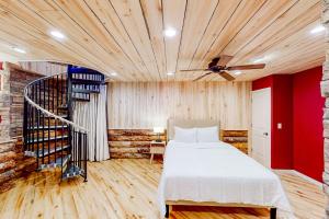 弗拉格斯塔夫Ponderosa Pine Place的一间卧室设有一张床和红色的墙壁