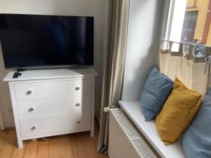 波恩*-Sustainable Living/S-Home/SchälSick/Haus Frieda的客厅配有电视和带电视的梳妆台。