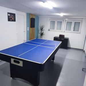 LuceyGM GÎTE maison neuve et tout confort的配有乒乓球桌的客房内