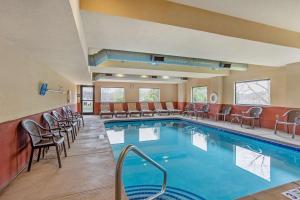 丹维尔丹维尔贝斯特韦斯特酒店的酒店游泳池设有桌椅