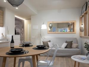 巴塞罗那´Vicens Gem´ Private terrace HS Wi-Fi in Gracia by MyRentalHost的客厅配有桌子和沙发
