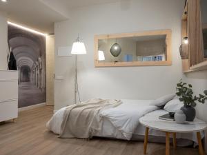巴塞罗那´Vicens Gem´ Private terrace HS Wi-Fi in Gracia by MyRentalHost的一间卧室配有一张床和一张带镜子的桌子