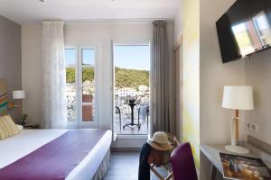 博尼法乔杜罗迪阿拉冈贝斯特韦斯特酒店的酒店客房,设有床和滑动玻璃门