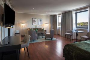 腓特烈斯塔斯堪迪克城市酒店的酒店客房设有床和客厅。