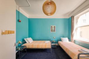 旧金山旧金山市区哈衣旅舍的蓝色墙壁客房的两张床