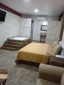 柔蔲科派克Hotel Spa el Gran Coral By Rotamundos的一间卧室,配有两张床
