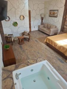柔蔲科派克Hotel Spa el Gran Coral By Rotamundos的一间带浴缸的浴室,位于一间设有床铺的客房