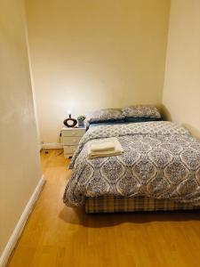 达灵顿Mortiara的一间卧室配有一张床,上面有两条毛巾