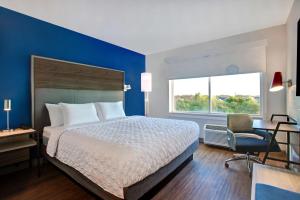 NorthlakeTru By Hilton Northlake Fort Worth, Tx的一间卧室配有一张床、一张书桌和一个窗户。