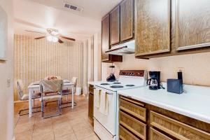 棕榈泉Toucan Sands的厨房配有炉灶和桌子。
