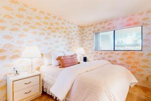 棕榈泉Toucan Sands的一间卧室设有一张床和一个窗口
