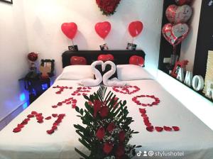 伊基托斯斯泰勒斯酒店的一张有两颗心和两颗天鹅的床