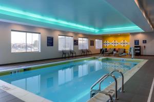 内珀维尔Tru By Hilton Naperville Chicago的在酒店房间的一个大型游泳池