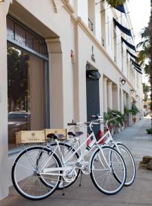 圣巴巴拉Hotel Virginia Santa Barbara, Tapestry Collection by Hilton的两辆自行车停在大楼外
