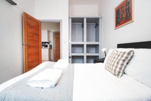 伦敦Stylish modern 1 bedroom property in Greenwich!的卧室配有一张带两个枕头的大白色床