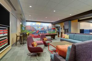 史密斯菲尔德Tru By Hilton Smithfield I-95的带沙发和大型壁画的等候室