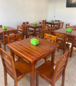 El VallePosada Dwight and Hope的教室里设有木桌和椅子,上面有绿盒子