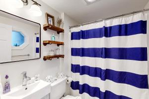 普罗温斯敦West End Getaway的浴室设有蓝色和白色的淋浴帘
