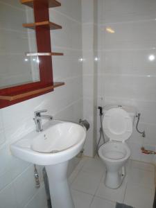 达喀尔Daaru Jamm的白色的浴室设有卫生间和水槽。