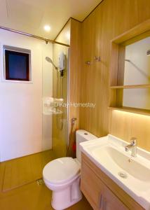 汝来Youth City 2 Bedroom Pool View by DKAY in Nilai的浴室配有卫生间、盥洗盆和淋浴。