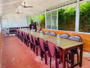 DeorāliHimalaya Serene View Guest House & Farm Stay的一间会议室,配有长桌子和椅子