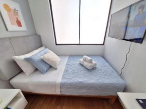 利马Habitación baño Compartido La Paz 2的一间小卧室,配有带两个枕头的床