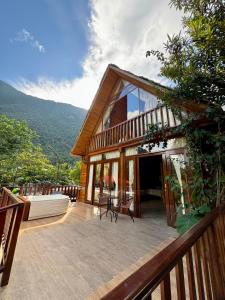 Las PalmasGreen Paradise Bungalows的房屋设有山景甲板