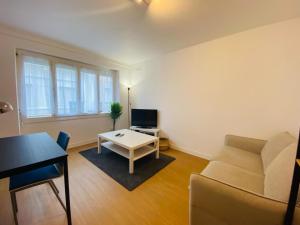 特里尼亚克Appartement Confortable - Trignac Centre Ville的客厅配有沙发和桌子
